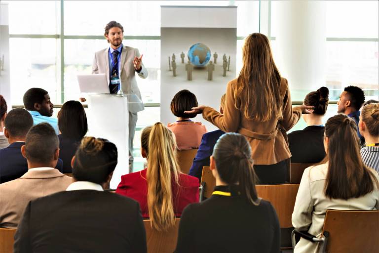 Présentation devant une assemblée de managers